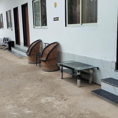 Hotel Maa Gayatri Dham Vrindāvan Esterno foto