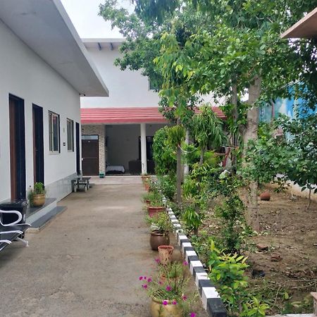 Hotel Maa Gayatri Dham Vrindāvan Esterno foto