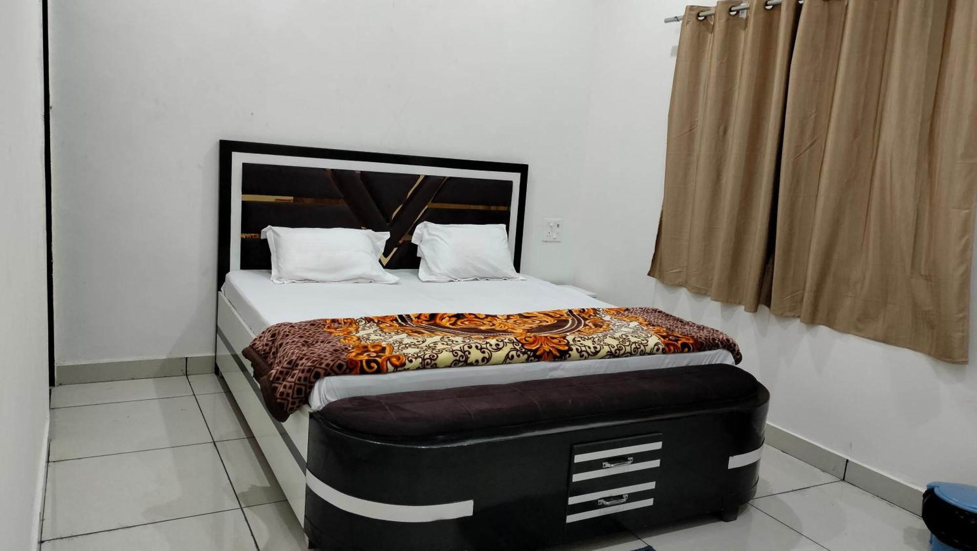 Hotel Maa Gayatri Dham Vrindāvan Esterno foto