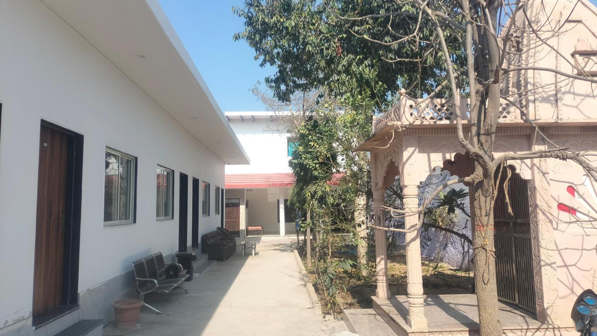 Hotel Maa Gayatri Dham Vrindāvan Esterno foto