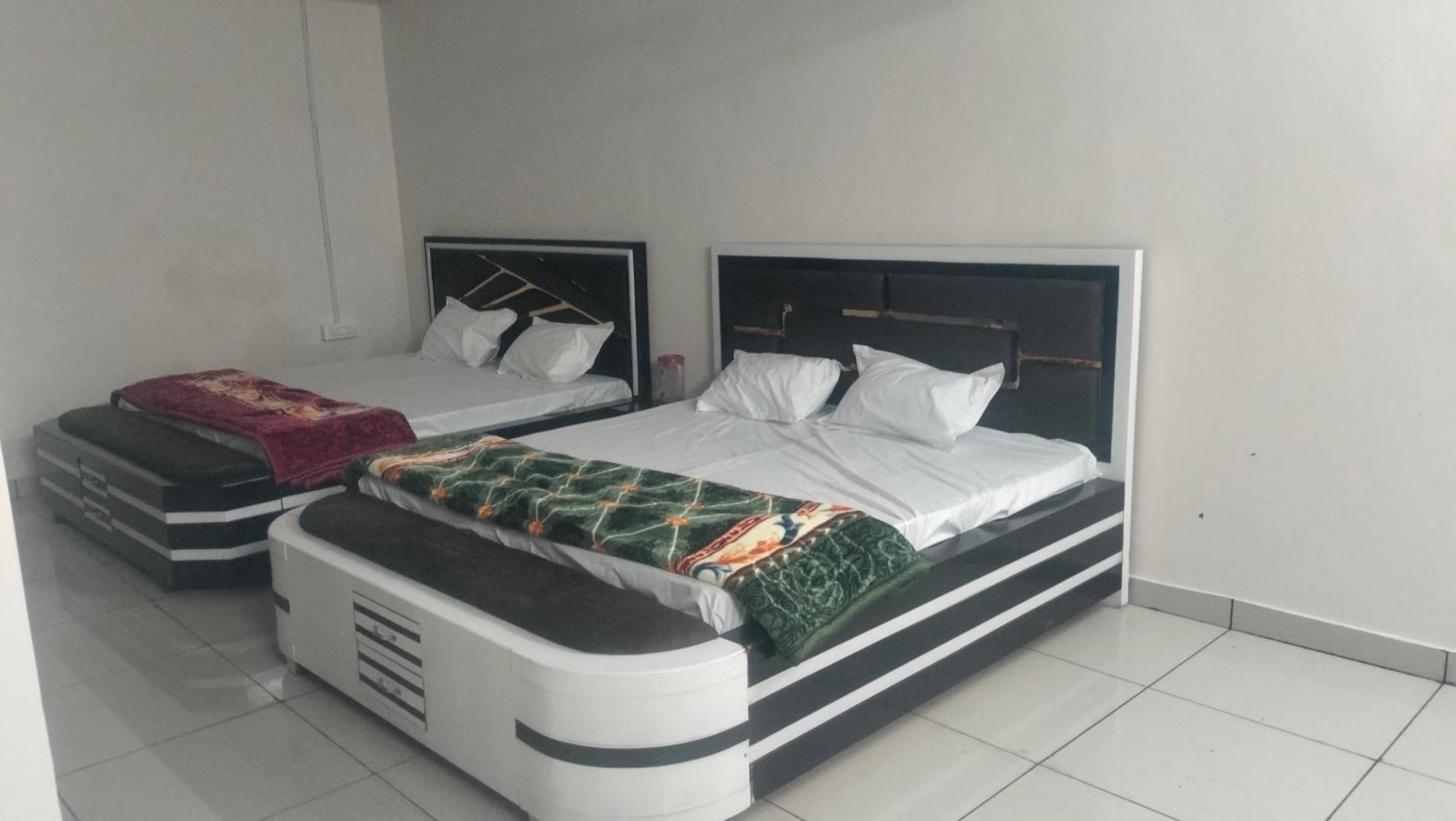 Hotel Maa Gayatri Dham Vrindāvan Esterno foto
