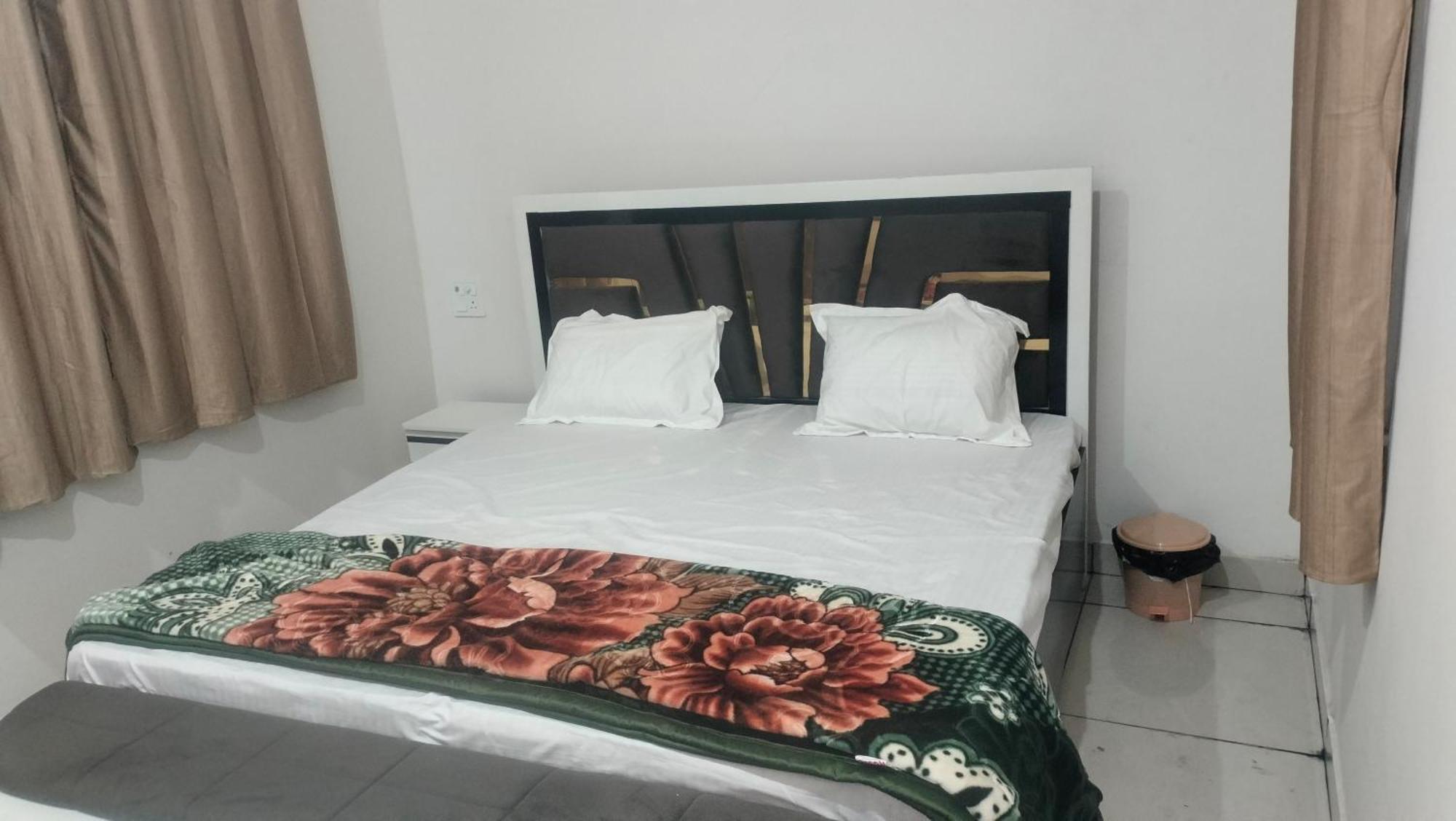 Hotel Maa Gayatri Dham Vrindāvan Esterno foto