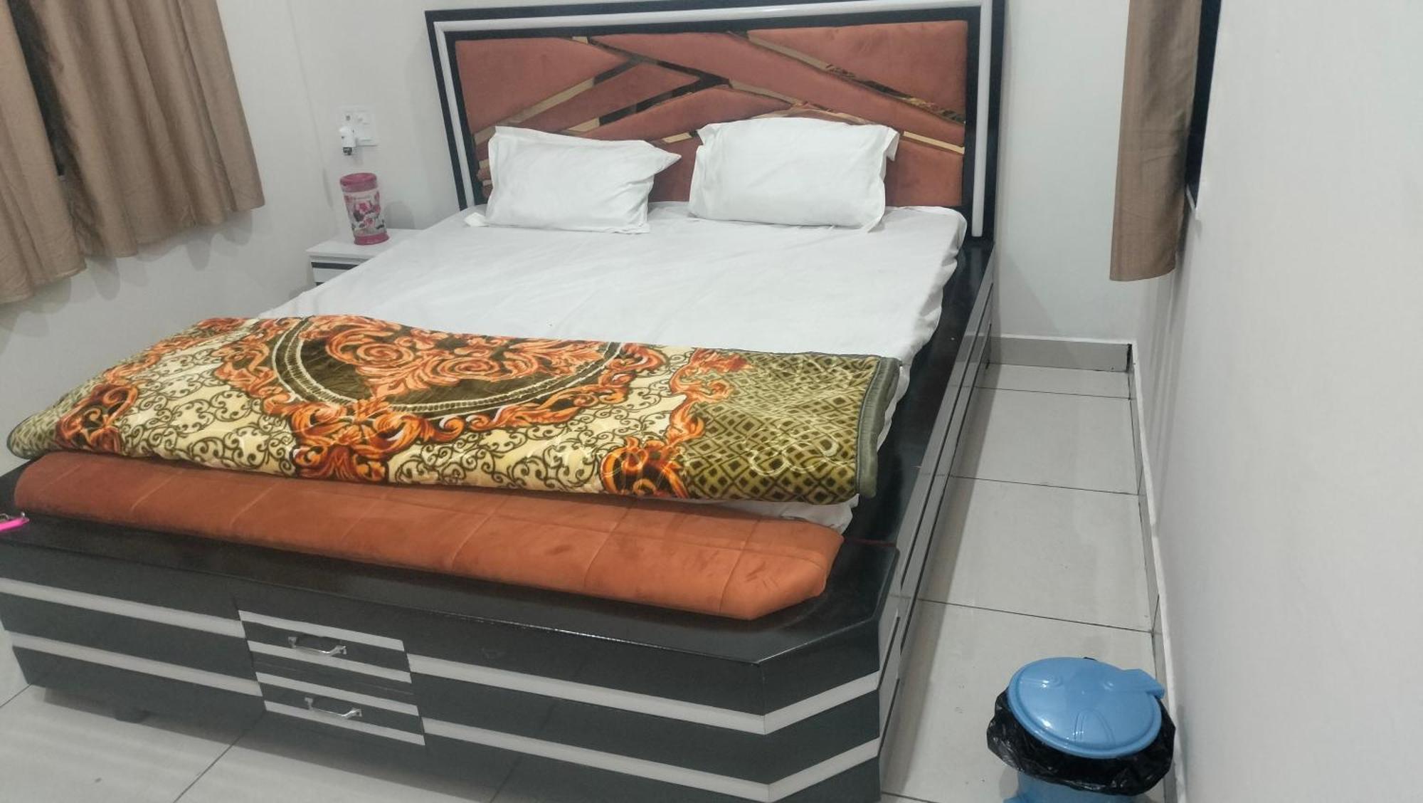 Hotel Maa Gayatri Dham Vrindāvan Esterno foto