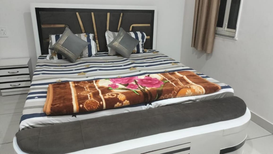 Hotel Maa Gayatri Dham Vrindāvan Esterno foto