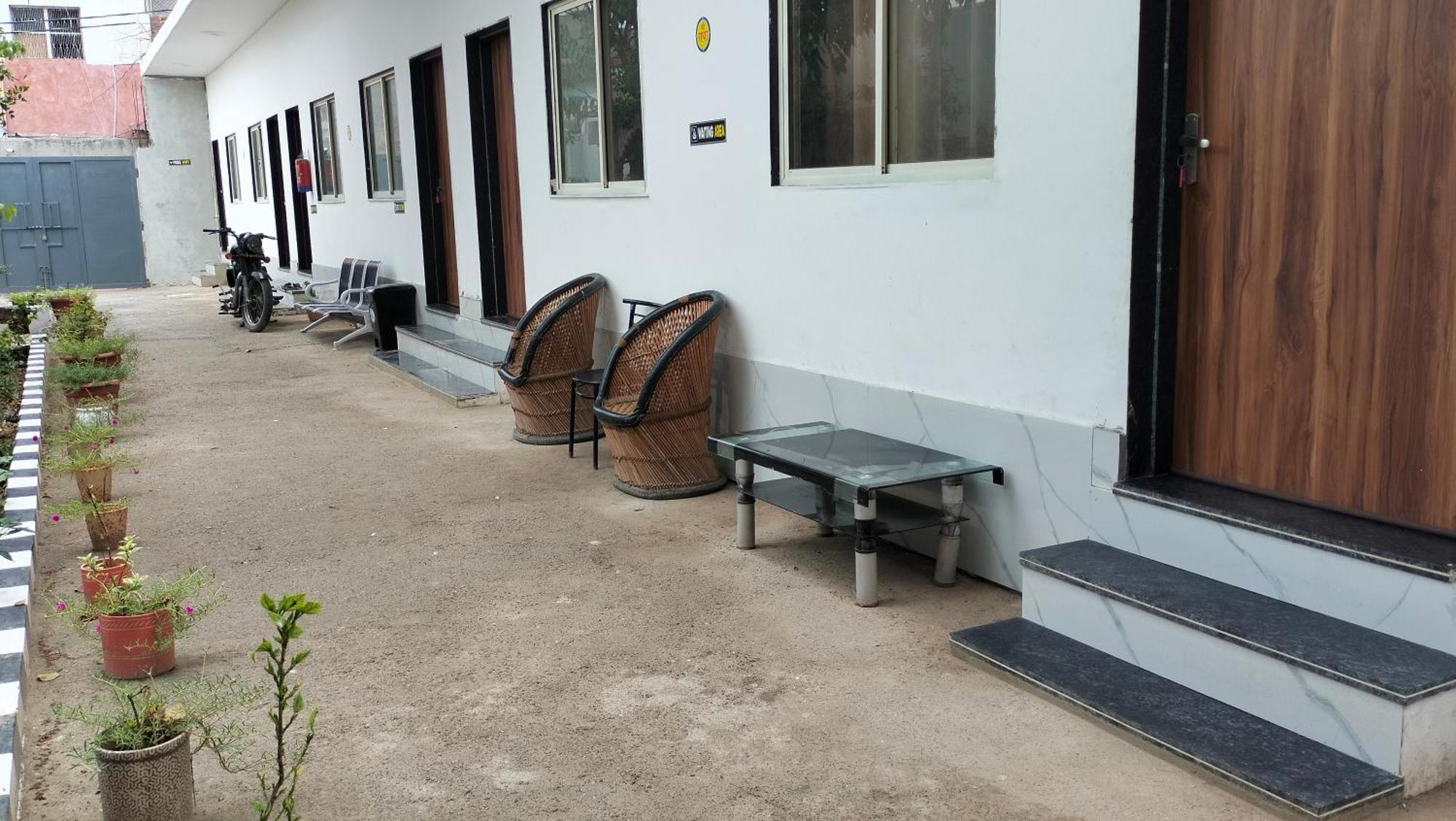 Hotel Maa Gayatri Dham Vrindāvan Esterno foto
