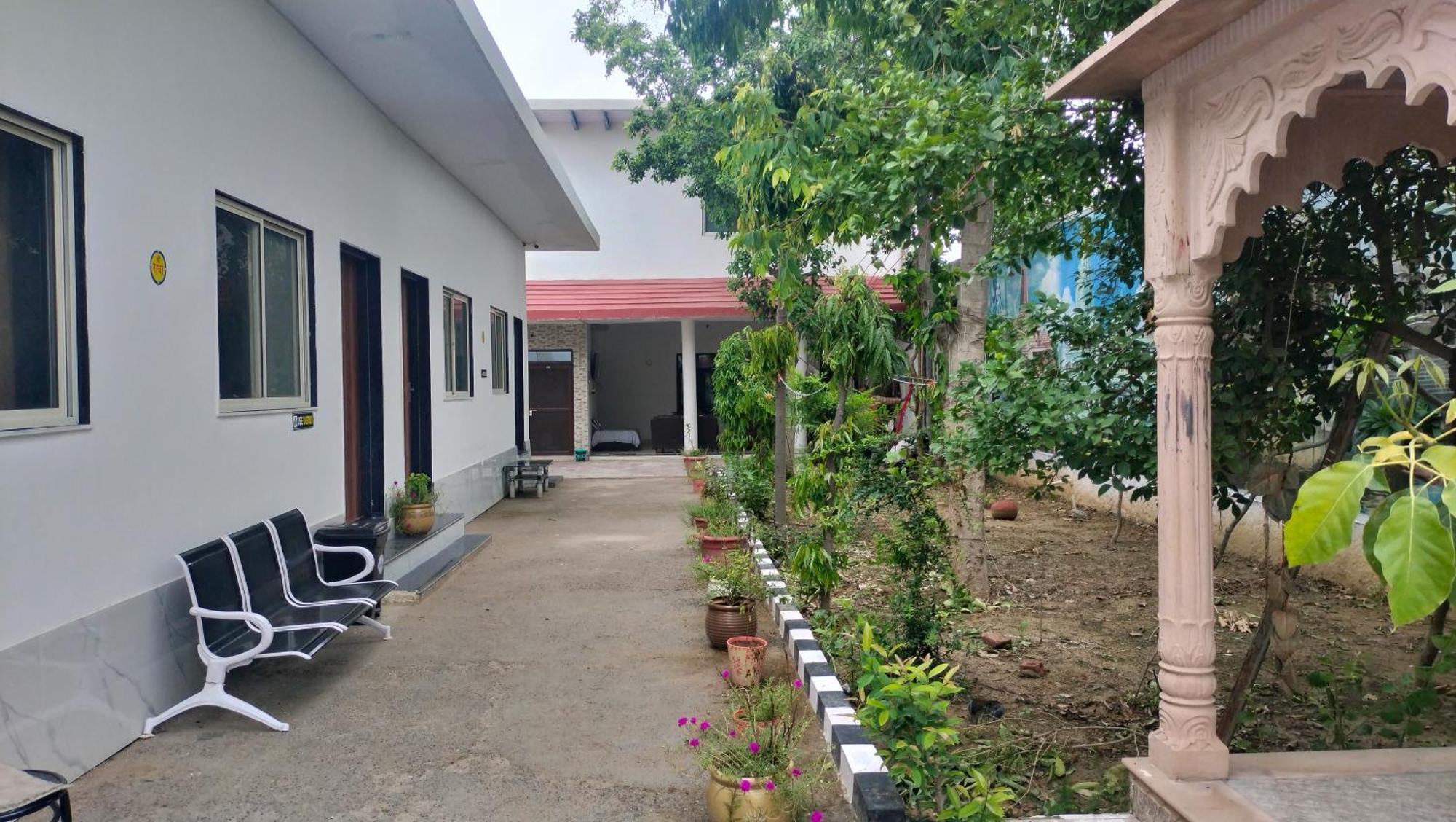 Hotel Maa Gayatri Dham Vrindāvan Esterno foto