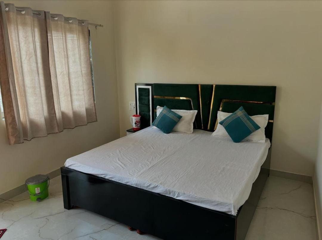 Hotel Maa Gayatri Dham Vrindāvan Esterno foto