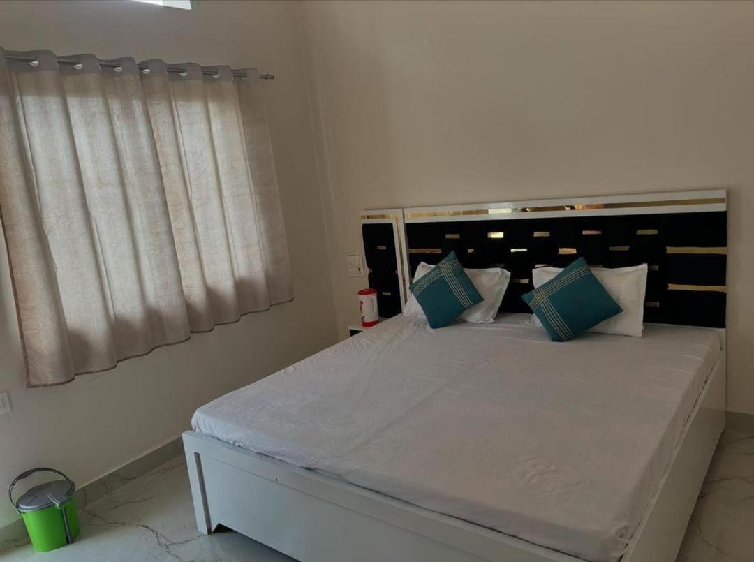 Hotel Maa Gayatri Dham Vrindāvan Esterno foto